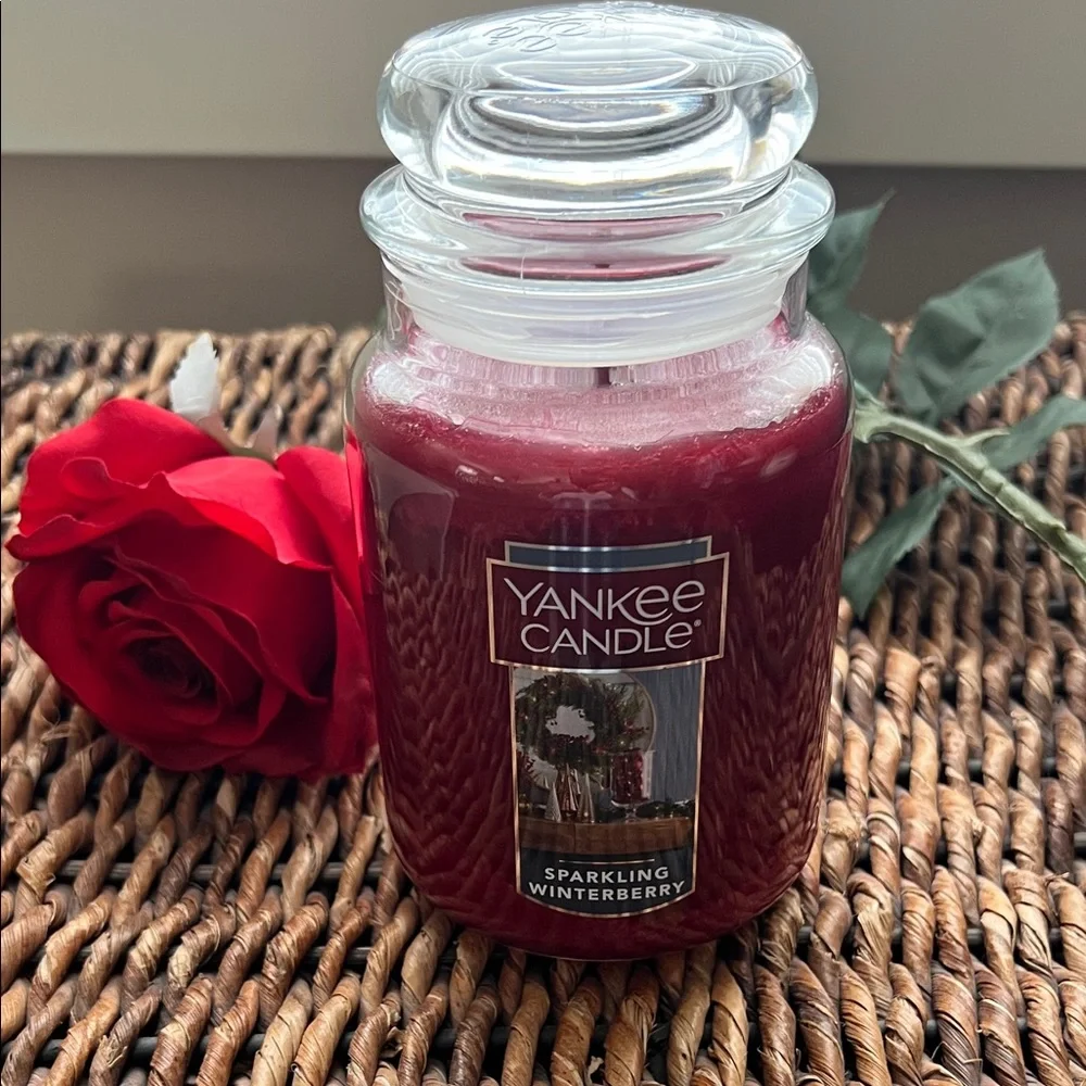 Yankee Candle Sparkling Winterberry Jar - Deep Red